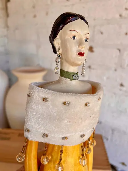 Muñeca De Madera Tallada