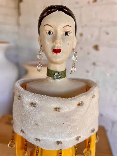 Muñeca De Madera Tallada