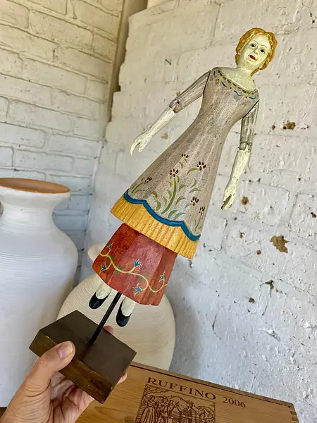 Figura De Muñeca Artesanal Sobre Pedestal