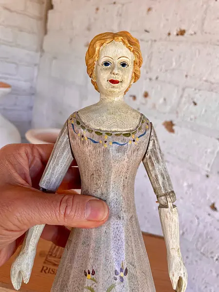 Figura De Muñeca Artesanal Sobre Pedestal