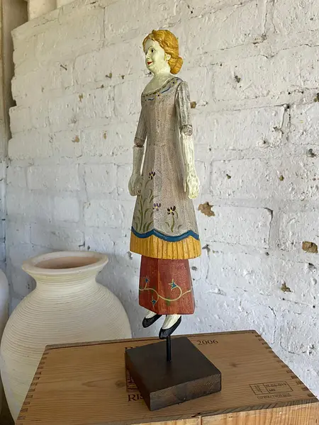 Figura De Muñeca Artesanal Sobre Pedestal