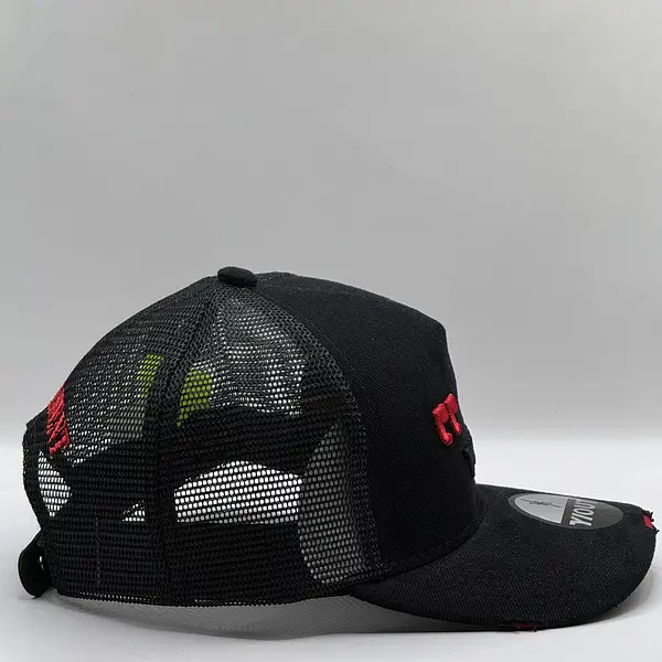 Y/Out Negra Comillas Rojas