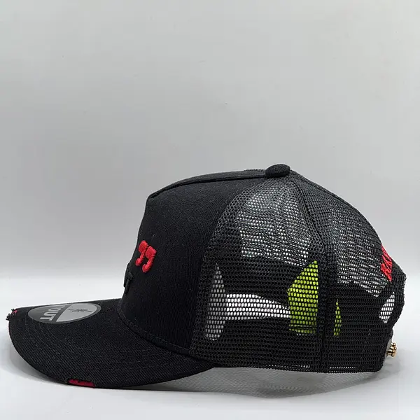 Y/Out Negra Comillas Rojas