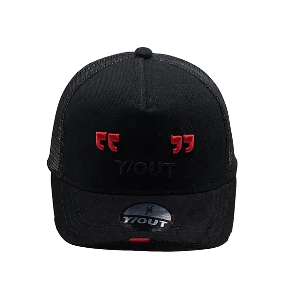 Y/Out Negra Comillas Rojas