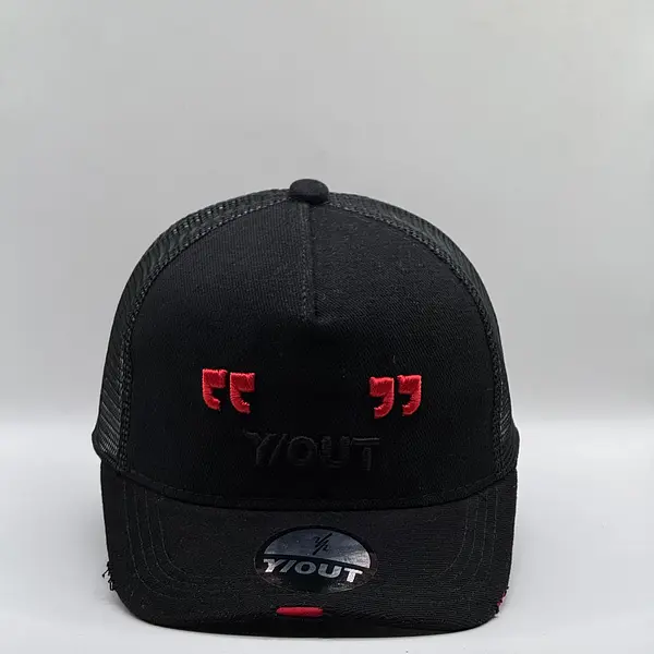 Y/Out Negra Comillas Rojas