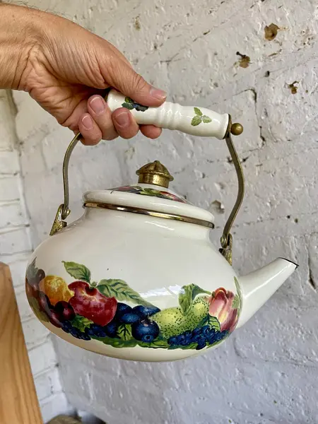 Tetera Esmaltada Con Tapa Y Asas De Bronce - Taiwan 1980