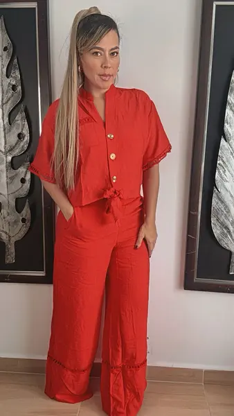 Set Rojo Vibrante En Tela Fresca Y Elegante