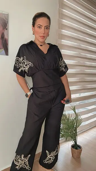 Conjunto Sofisticado En Negro Con Detalles Bordados