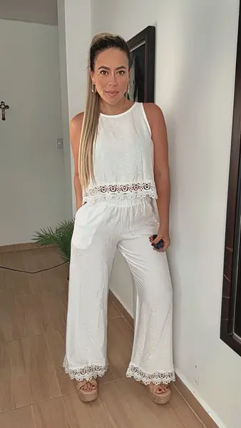 Set Blanco Elegante En Tela Fresca Con Detalles En Encaje