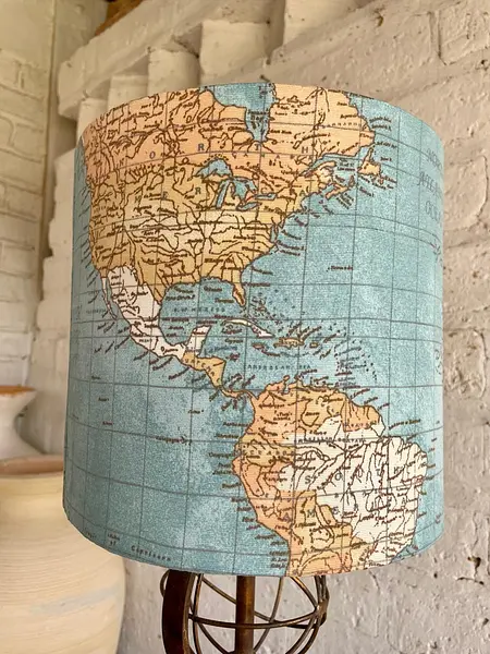 Lámpara De Atlas Y Caperuza De Mapa - U.S.A. 1980