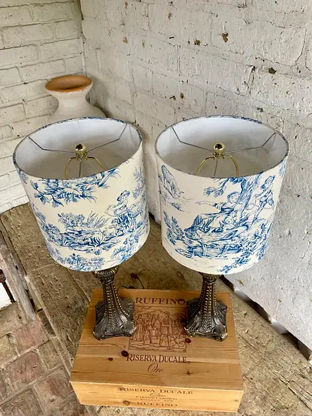 Lámparas Antiguas Con Caperuzas Estilo Toile De Jo