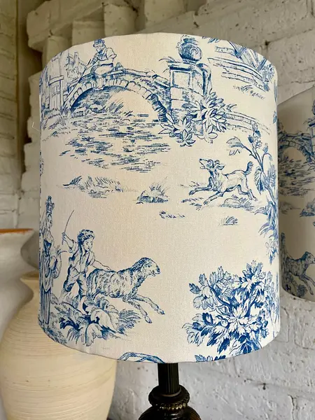 Lámparas Antiguas Con Caperuzas Estilo Toile De Jo