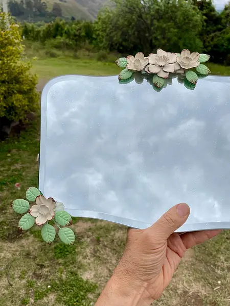 Espejo De Pared Flores Y Hojas Modeladas En Lámina Metálica