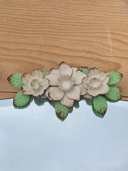 Espejo De Pared Flores Y Hojas Modeladas En Lámina Metálica