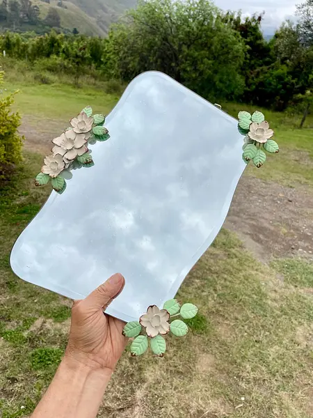 Espejo De Pared Flores Y Hojas Modeladas En Lámina Metálica