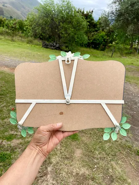 Espejo De Pared Flores Y Hojas Modeladas En Lámina Metálica