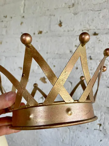 Corona Metálica De Puntas Entrelazadas Terminadas En Esferas