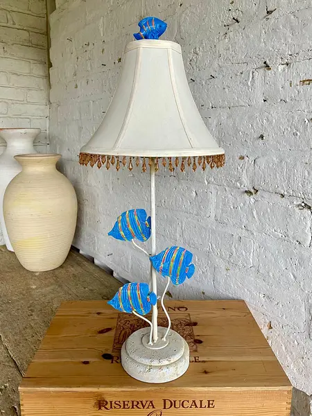 Lámpara De Mesa Con Peces Y Caperuza En Lino