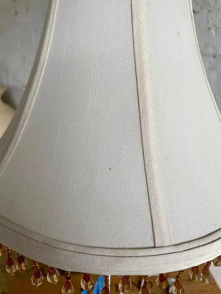 Lámpara De Mesa Con Peces Y Caperuza En Lino