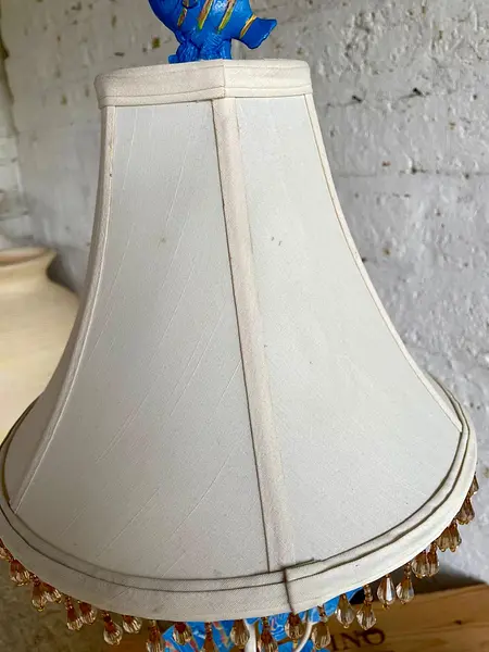 Lámpara De Mesa Con Peces Y Caperuza En Lino