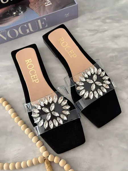 Sandalias Negras Planas Con Apliques Plateados