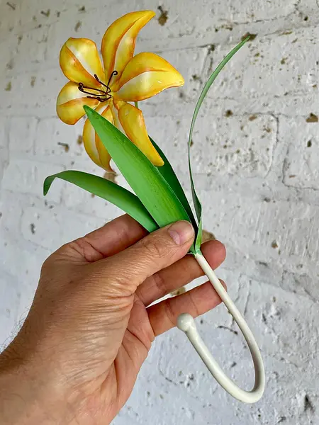 Lirio Metálico Con Gancho De Colgar