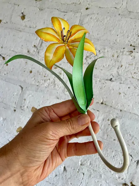 Lirio Metálico Con Gancho De Colgar