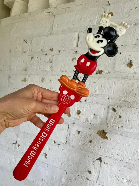 Rascador De Espaldas Mickey Mouse Disney - Hong Kong 1980