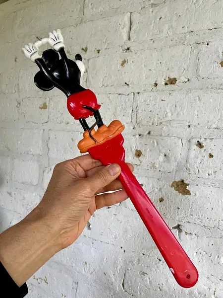 Rascador De Espaldas Mickey Mouse Disney - Hong Kong 1980