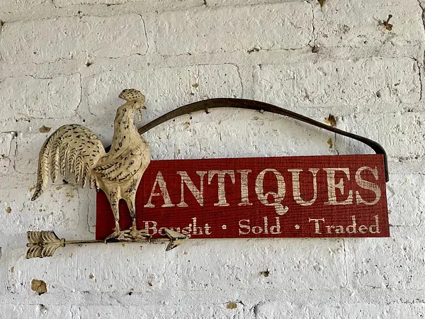 Letrero De Colgar Rústico Antiques Con Gallo