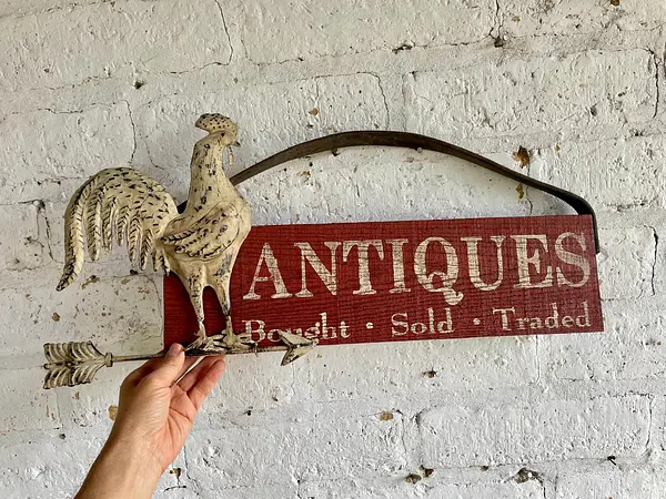 Letrero De Colgar Rústico Antiques Con Gallo