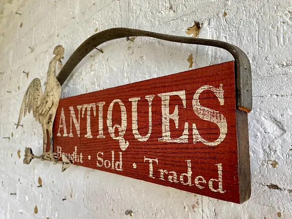 Letrero De Colgar Rústico Antiques Con Gallo