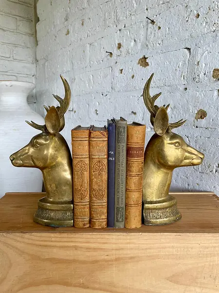 Venados Tranca Libros En Bronce - Corea 1950