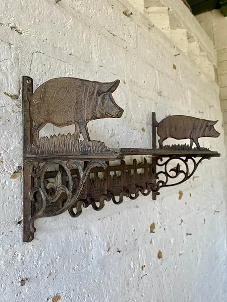Repisa Perchero En Hierro Fundido Con Figura De Cerdos