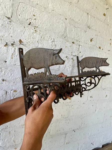 Repisa Perchero En Hierro Fundido Con Figura De Cerdos