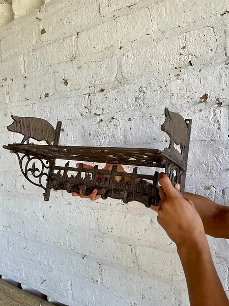 Repisa Perchero En Hierro Fundido Con Figura De Cerdos