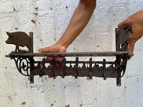 Repisa Perchero En Hierro Fundido Con Figura De Cerdos