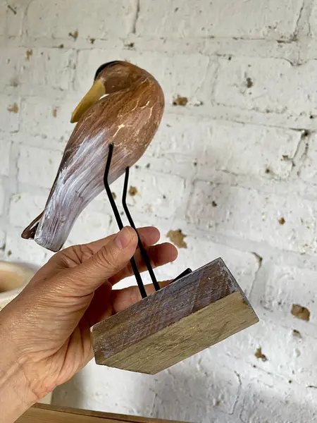 Garza Tallada En Madera Y Patas Metálicas