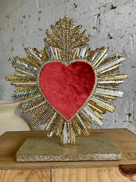 Corazón Kitsch De Rayos Espejados Sobre Base Dorada