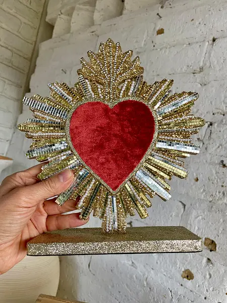 Corazón Kitsch De Rayos Espejados Sobre Base Dorada