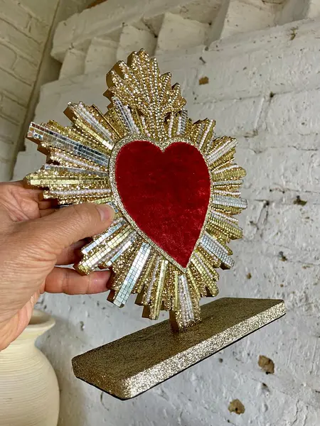 Corazón Kitsch De Rayos Espejados Sobre Base Dorada