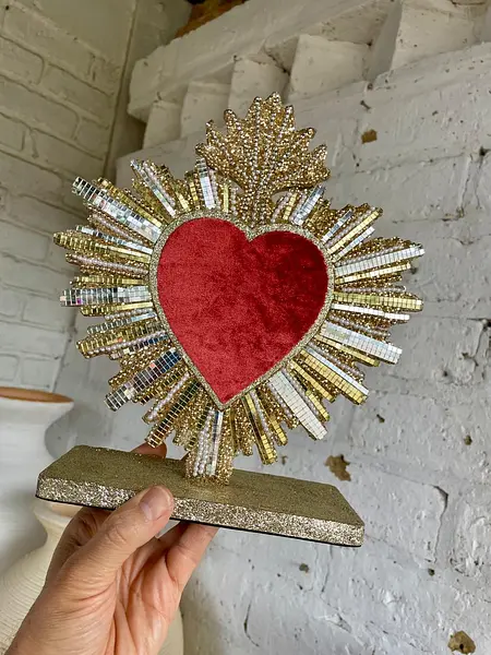 Corazón Kitsch De Rayos Espejados Sobre Base Dorada