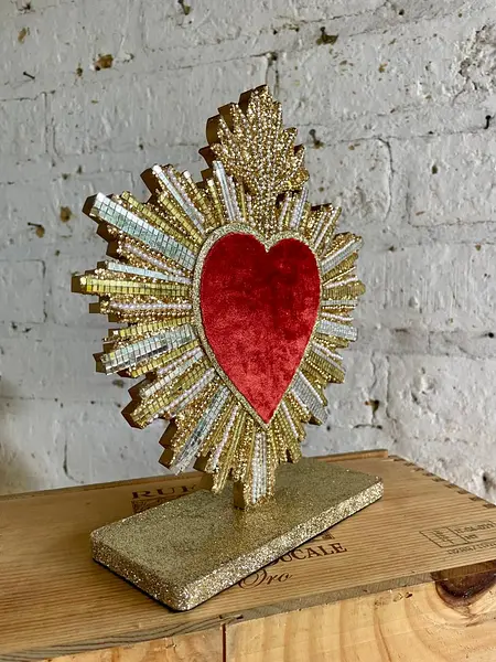 Corazón Kitsch De Rayos Espejados Sobre Base Dorada