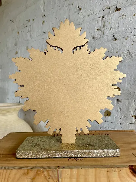 Corazón Kitsch De Rayos Espejados Sobre Base Dorada