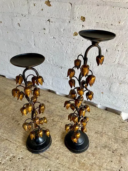 Par De Candelabros Metálicos Dorados Lirios De Los Valles