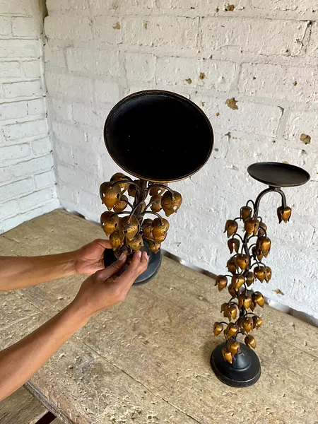 Par De Candelabros Metálicos Dorados Lirios De Los Valles