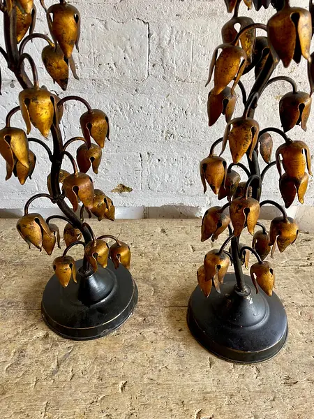 Par De Candelabros Metálicos Dorados Lirios De Los Valles