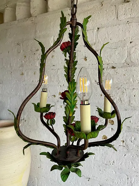 Lámpara De Araña Metálica Con Hojas Y Flores