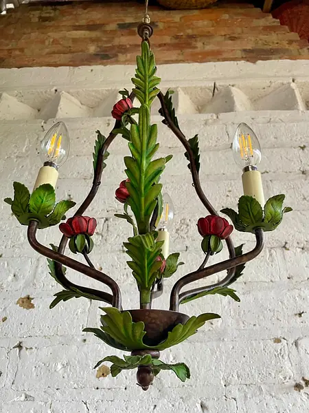 Lámpara De Araña Metálica Con Hojas Y Flores