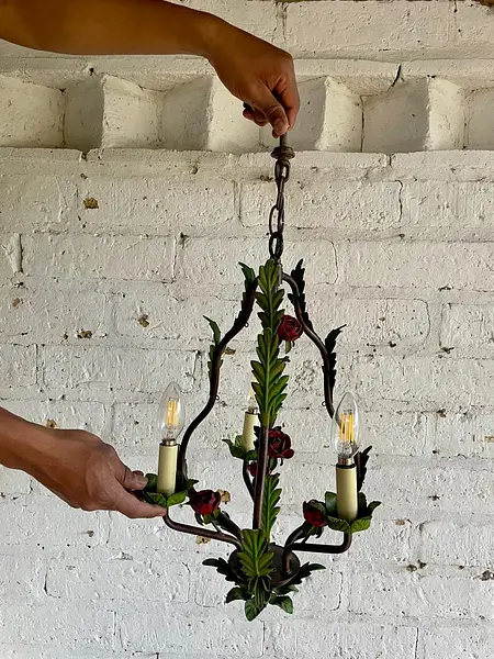 Lámpara De Araña Metálica Con Hojas Y Flores